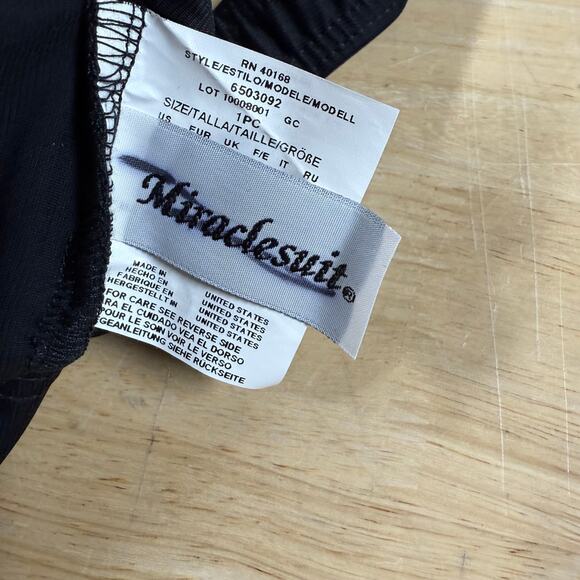 MIRACLESUIT NWT Black Palisades One Piece Swimsuit Size 14 Shirred Slimming - Picture 5 of 13